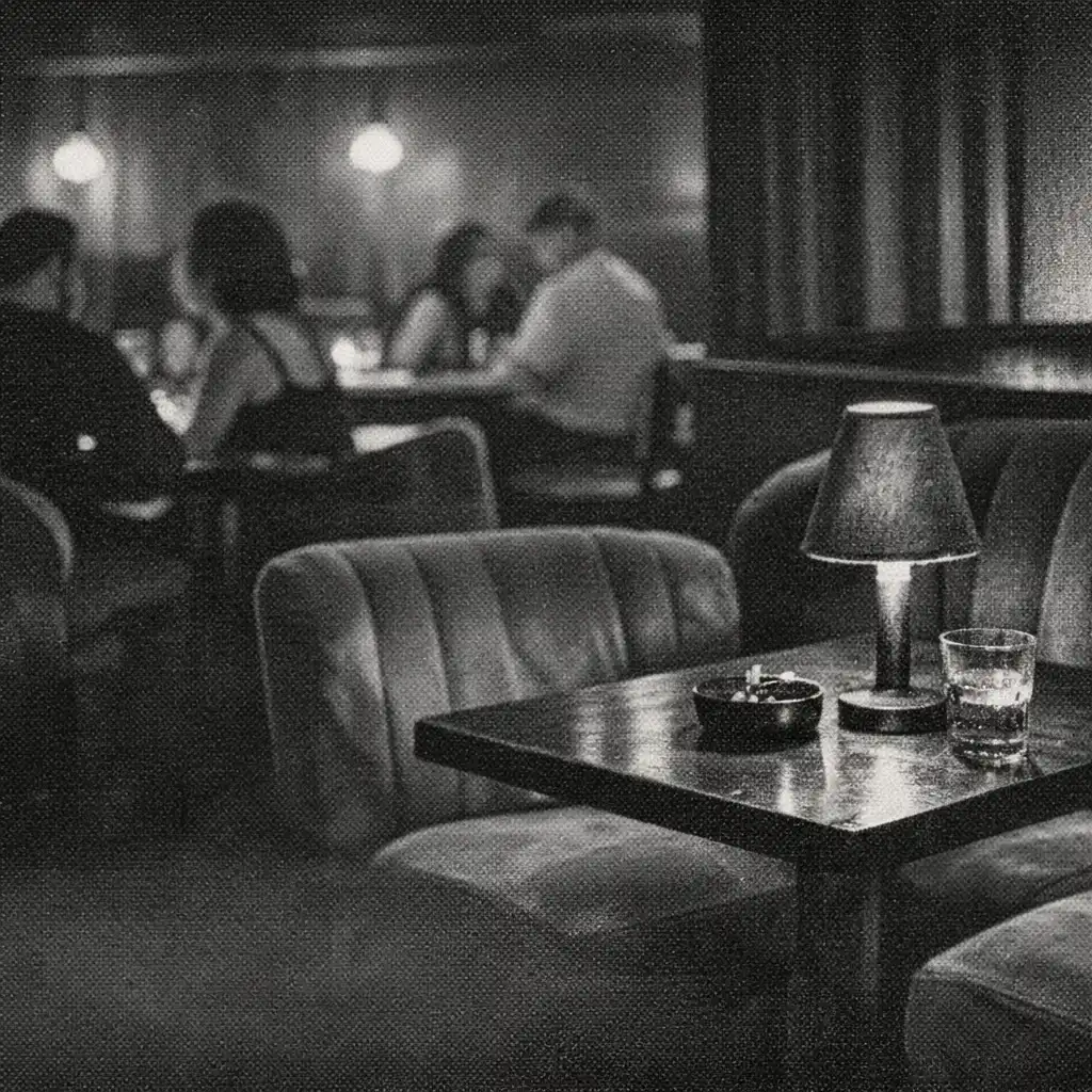 Helyszíni lounge-részlet irányított esti fényekkel és ülőhelyekkel